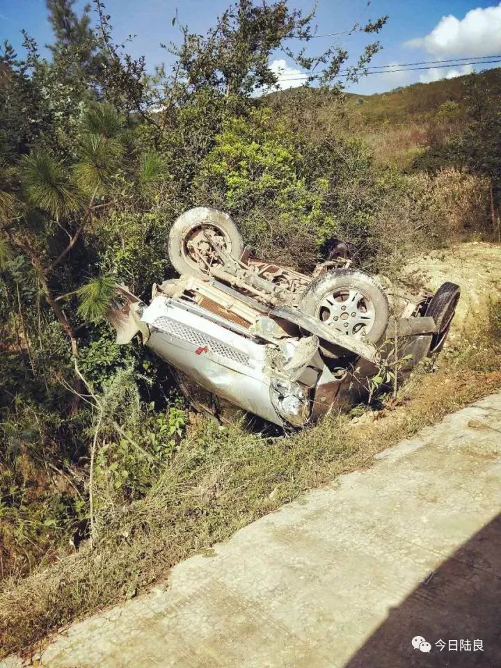 车祸二:陆良一面包车 仰翻在地 四脚朝天宣威交警提示您:节庆期间交通