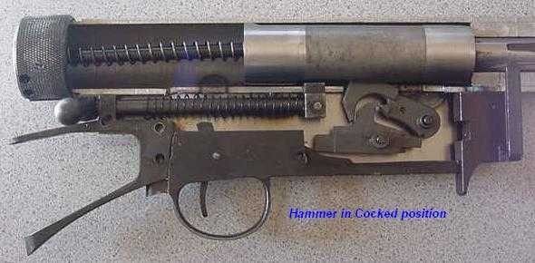 苏奥米m31式冲锋枪采用自由枪机式工作原理,开膛待击,可卸枪管和拉机