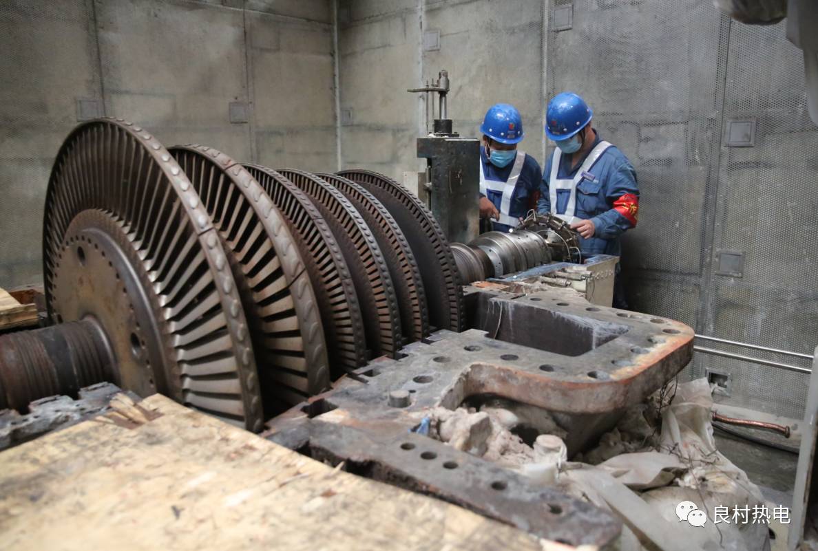 電氣班李強在發電機車削現場鍋爐給煤機皮帶清理鍋爐爐膛受熱面檢查