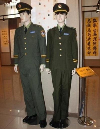 的六六式五五式姜黄色的五零式解放军装式的第一代中国警服警服