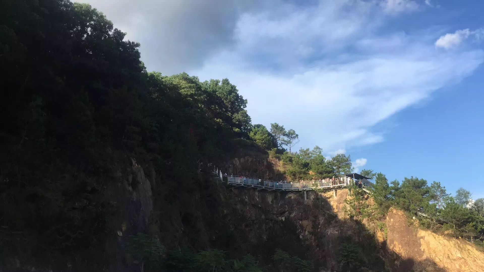 東莞第一條玻璃棧道!網友親測,大嶺山小夥伴快看!