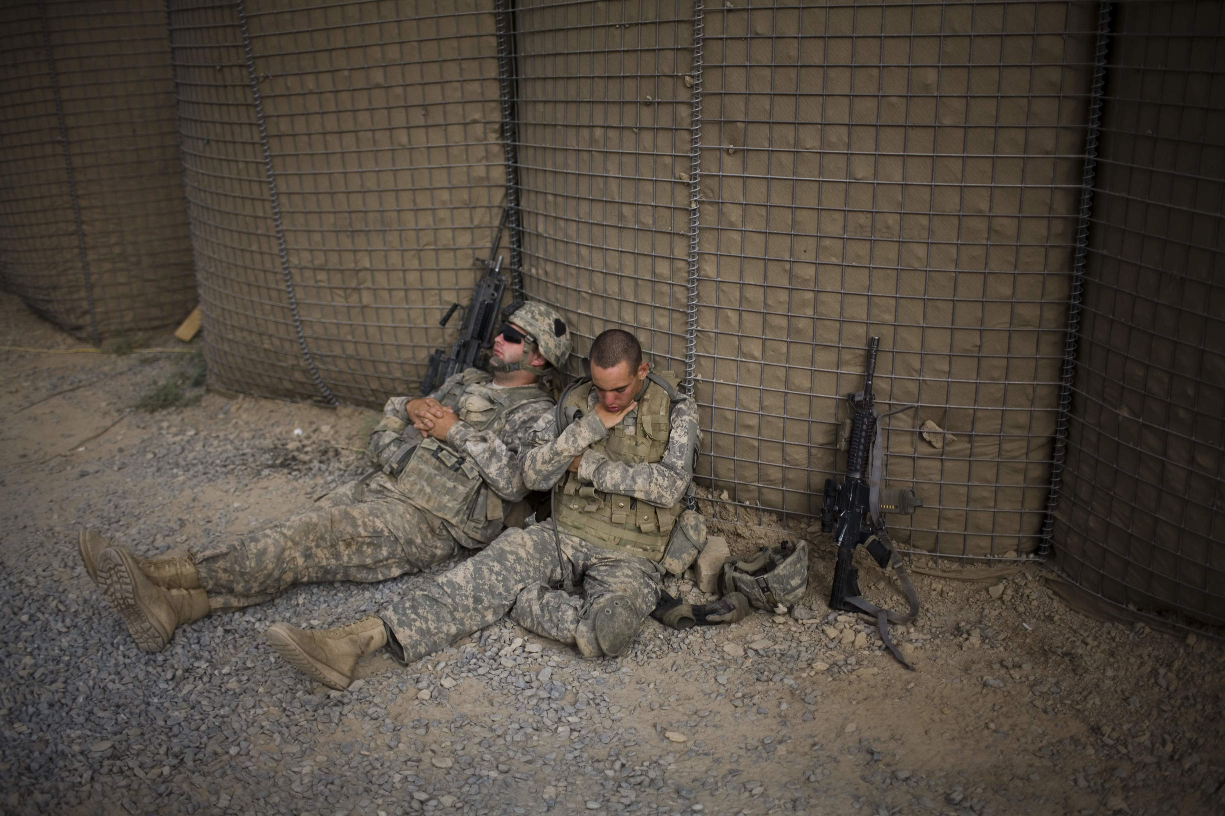 军人睡姿图片图片