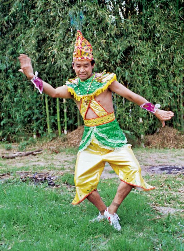 1972年4月,云南勐海县的傣族泼水节期间,傣族人正在表演传统的孔雀