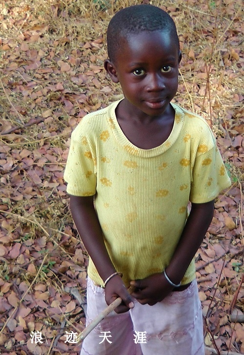 探访塞内加尔原生态村落 非洲孩子的笑脸最灿烂