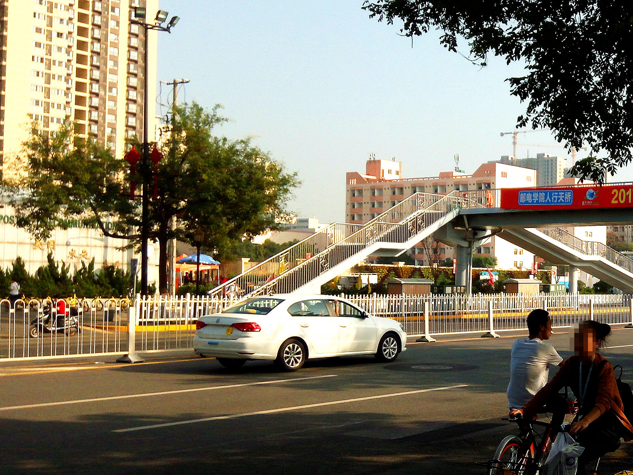 走过这个天桥,就是西安邮电大学的雁塔校区,与陕西省教育厅紧挨在一起