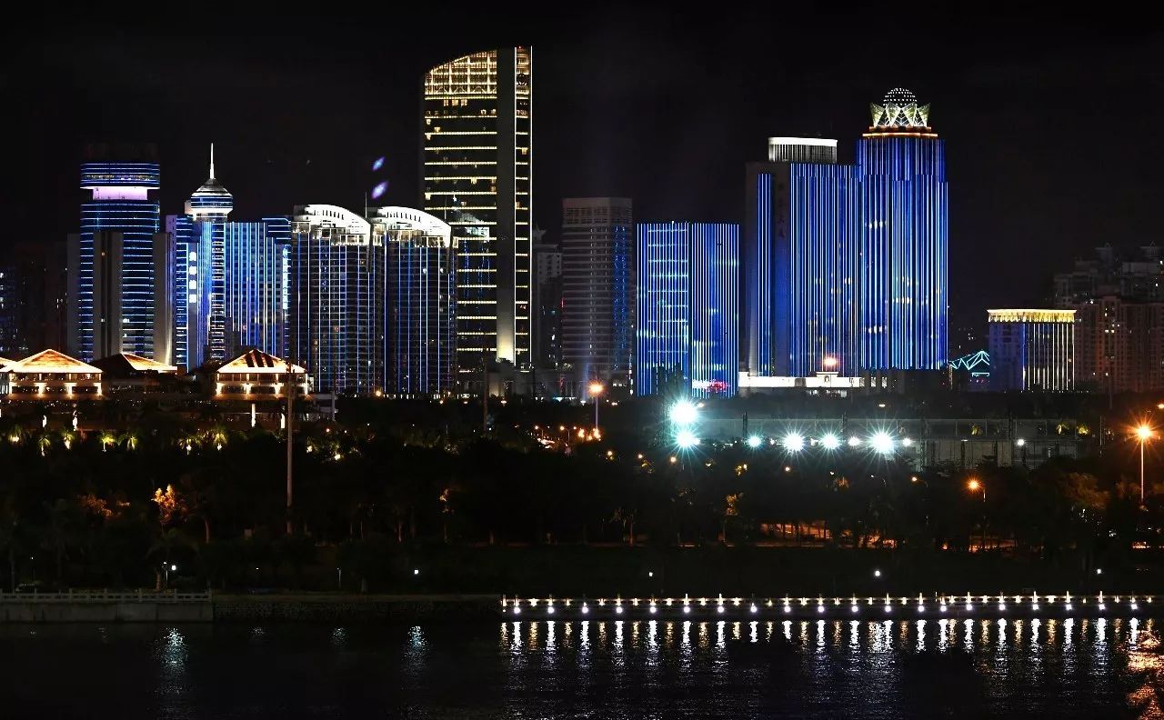 (建議橫屏觀看)點點燈光將海口串聯起來,海口的夜景也越來越美麗,讓這