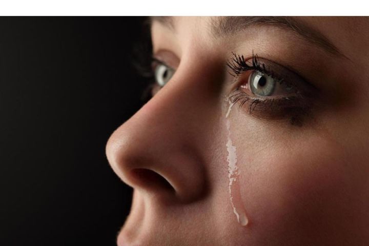 女人伤心的眼泪图片图片