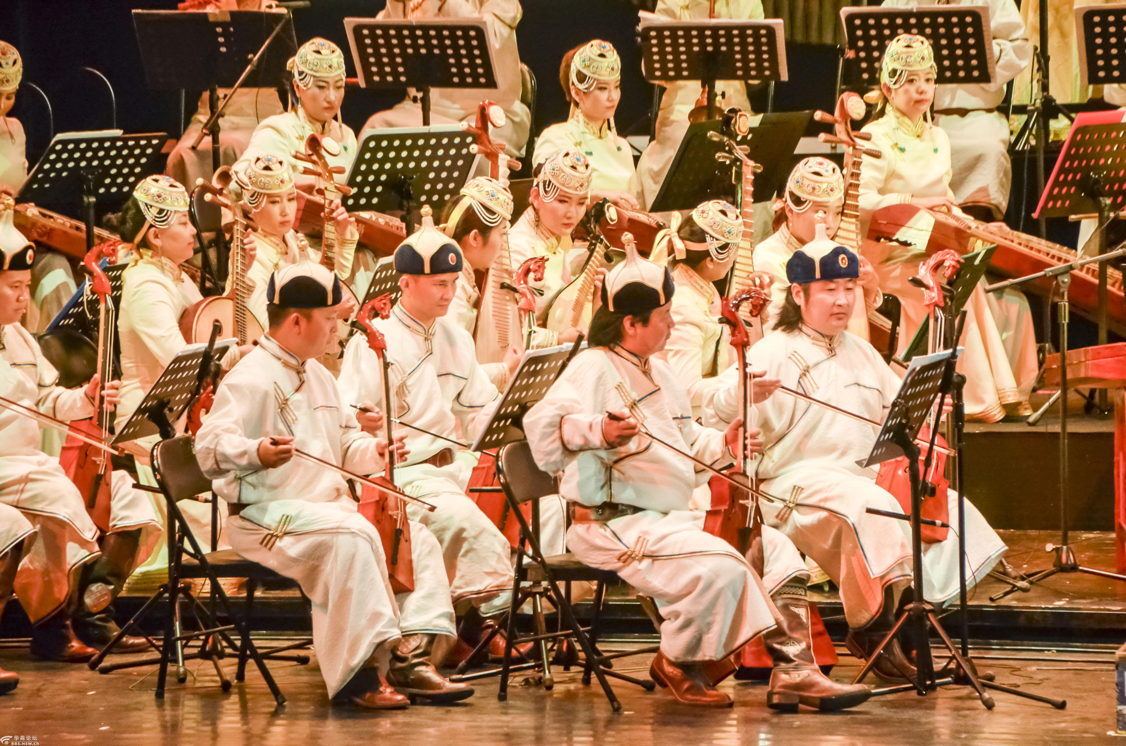 蒙古族民族管弦乐丝路草原演出现场音乐感人场面震撼