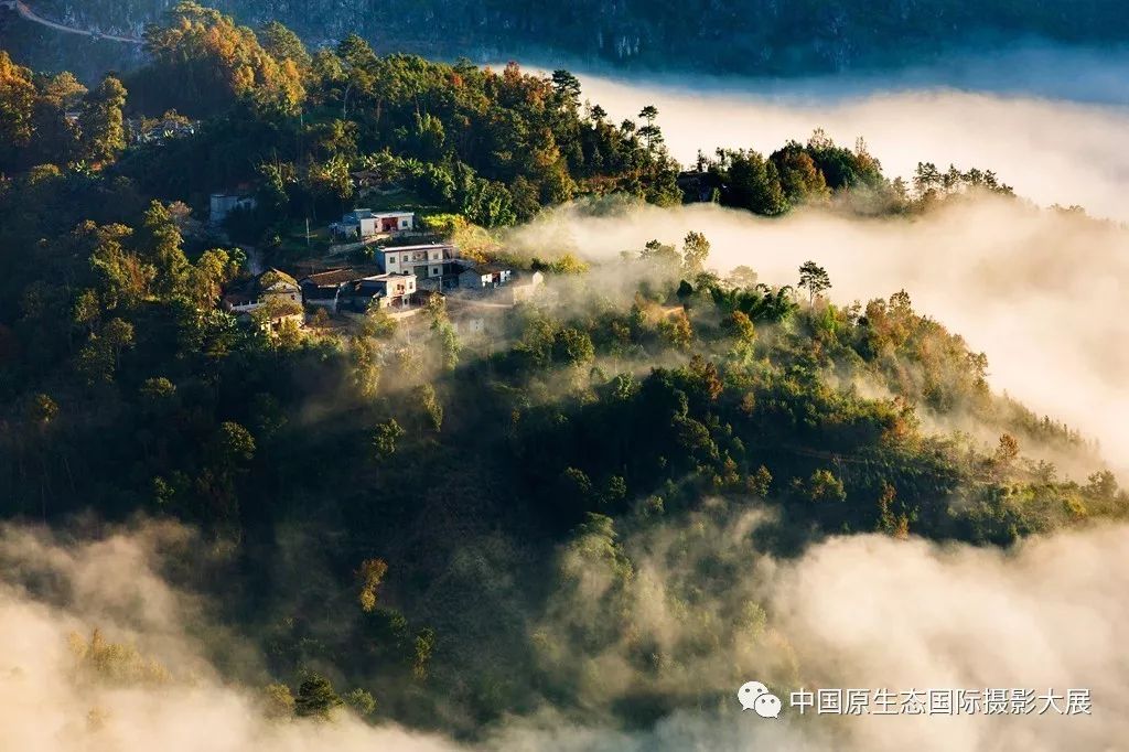 养在深闺人未识云雾缭绕的小山村