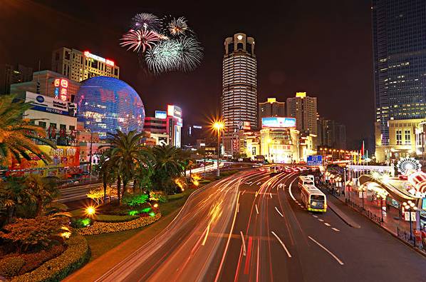 衡山路夜上海,是上海都市生活精華的代名詞,上海的衡山路現已成為上海