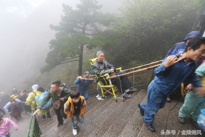 你在黄山旅游乘坐过滑竿吗?小编怎么感觉坐在滑竿中会有点怕怕的