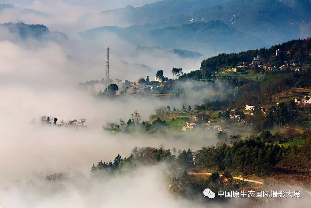 养在深闺人未识云雾缭绕的小山村