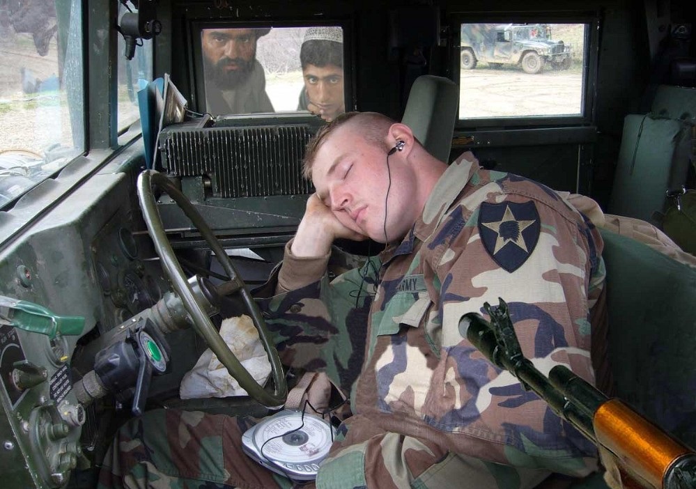 边疆战士睡姿图片