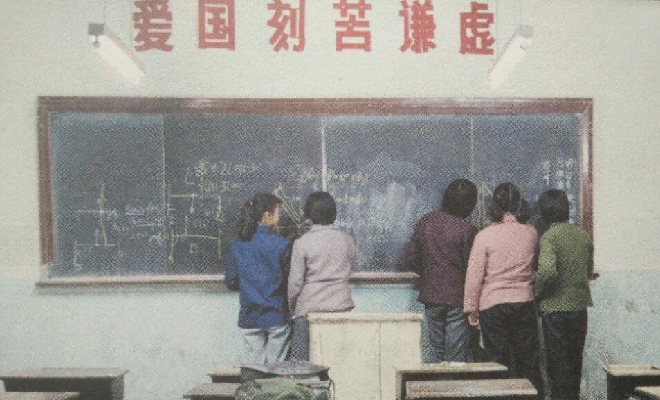 80年代学生历史老照片:正在上课的学生们,两个女同学在偷偷聊天.