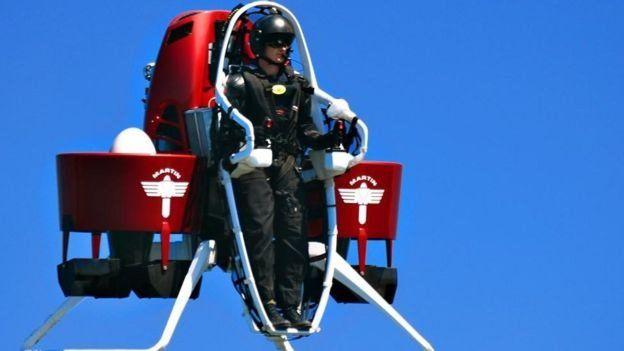 图片:立式飞行背包更像是一架单人直升机,飞行员不需要像喷气式背包一