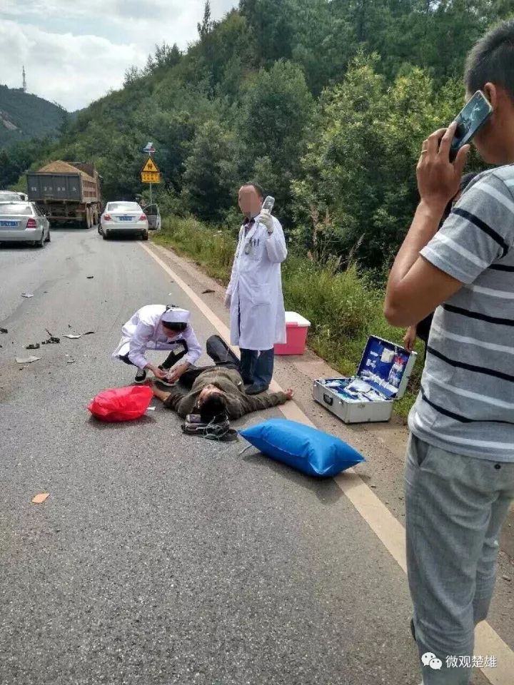 楚雄元双公路发生严重交通事故车辆碎片撒了一地