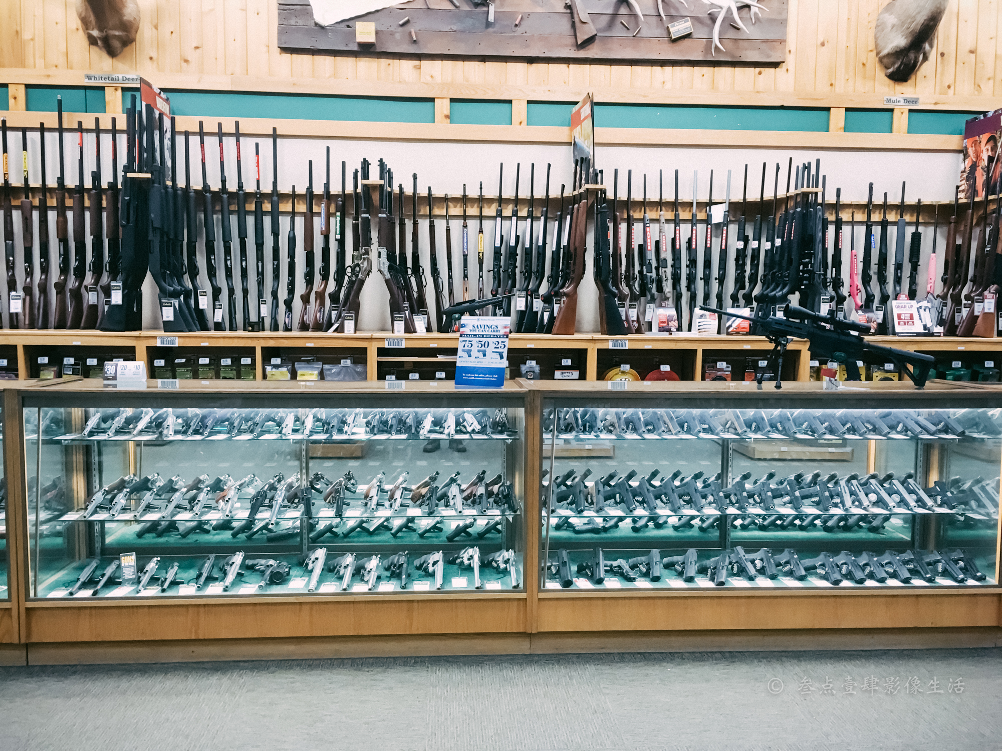 到美国旅游一定要去看枪械商店否则你不能理解为何如此难禁枪