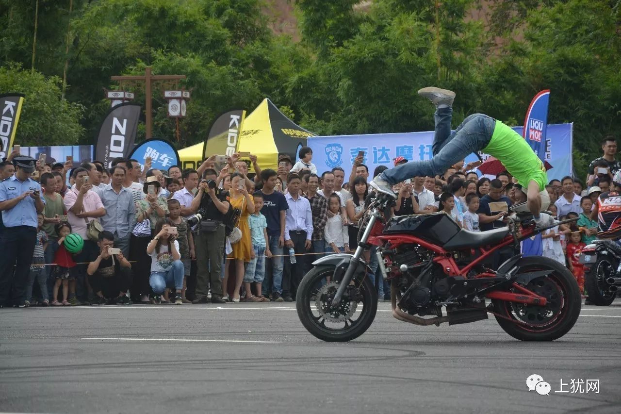 驚險又刺激來感受不一樣的汽車漂移摩托車特技表演