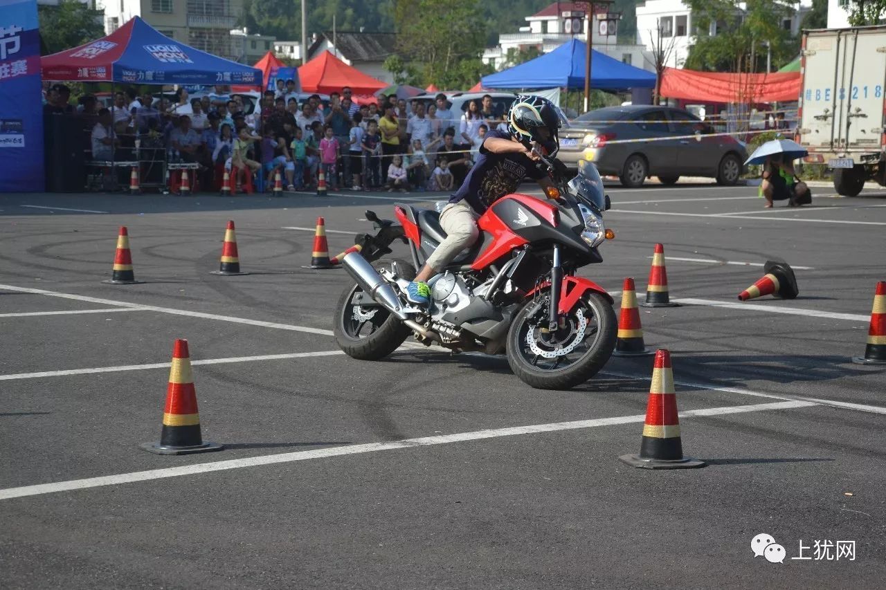 驚險又刺激來感受不一樣的汽車漂移摩托車特技表演