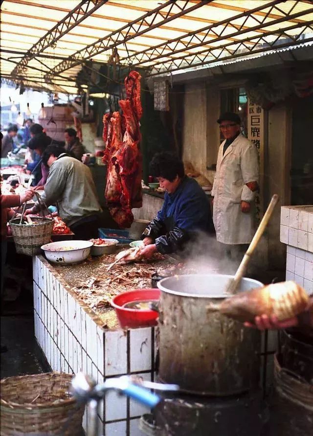 20世纪80,90年代的菜市场到1990年,通过新建,改建和划细划小,全市有