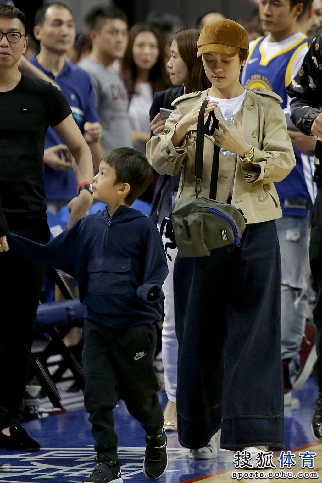 前方圖:nba中國賽上海站 鄧超夫婦周冬雨觀戰