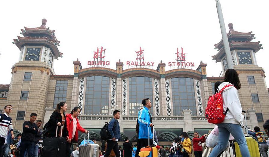 在北京火車站站前廣場,旅客排隊乘坐地鐵.