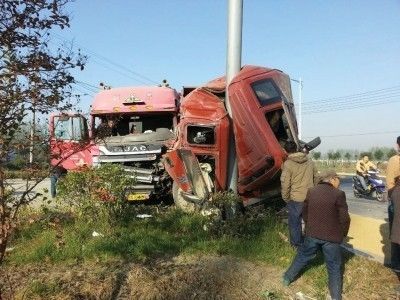 揚州沿江高等級公路李典段發生一起車禍:一輛渣土車和一輛油罐車並行