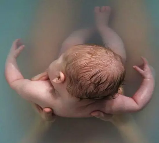 美国孕妇在水里生孩子_美国孕妇在家水中着生孩子_美国生孩子是在水里生的吗
