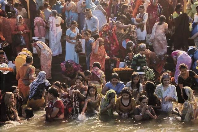 一哥行摄天下恒河祭礼和神圣之浴印度最感人的节日