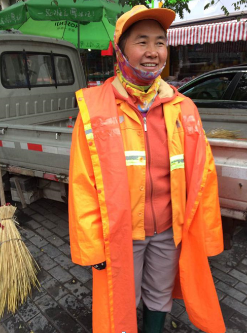 一位銀川市民在上班途中拍下了感人的一幕:一名環衛工人在興慶區上海