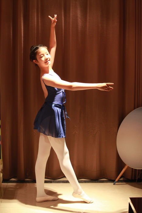 六年级女生元旦舞蹈图片