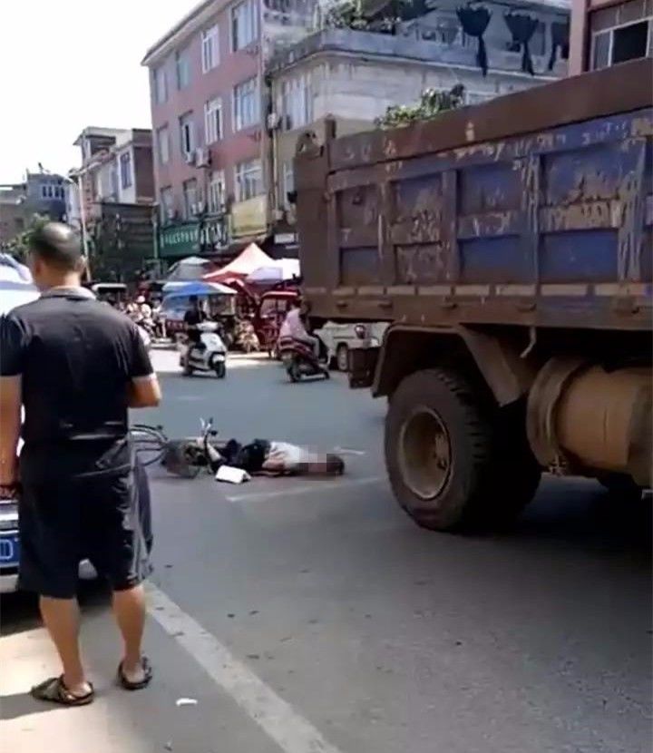 【可怕】桂林又发严重车祸,男子骑车被大货车碾压身亡,头都扁了