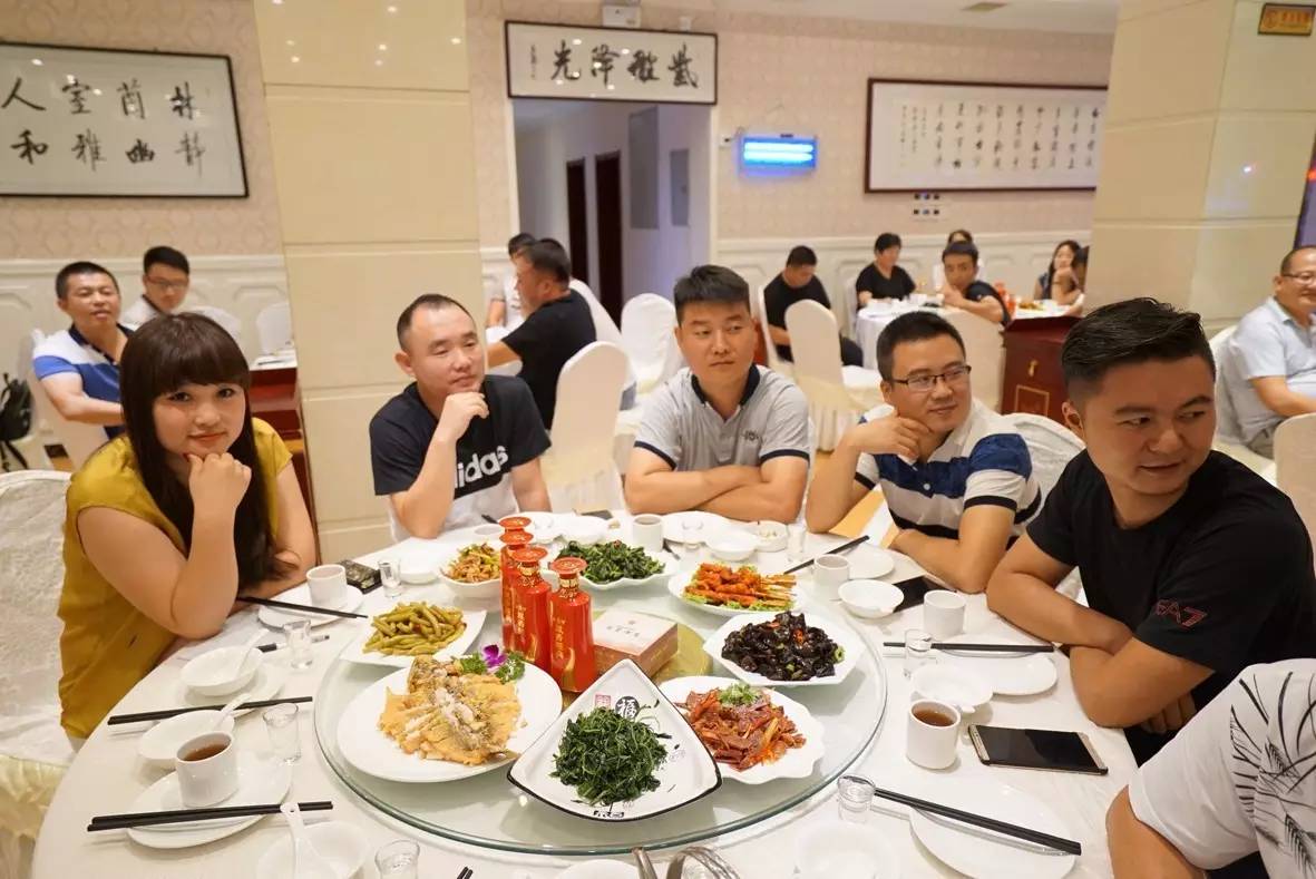中国人请客吃饭的潜规则,超实用!
