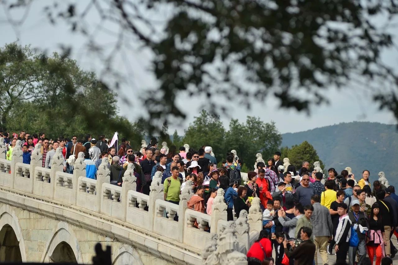 2017年10月3日,北京秋高气爽,八达岭长城景区人山人海,游客爆满.