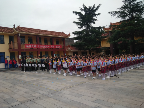 城南小学参加遂宁市2017年烈士纪念日向烈士敬献花篮仪式