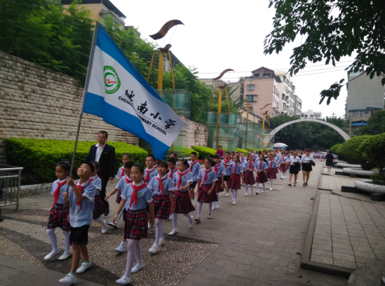 城南小学参加遂宁市2017年烈士纪念日向烈士敬献花篮仪式