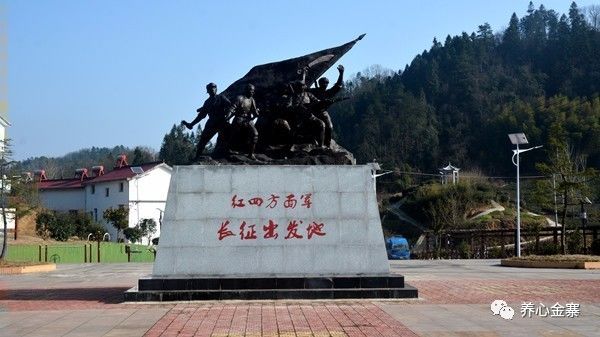 这里地处深山坳,四周群山环绕,景色优美,中间宽阔地带是该村新建的