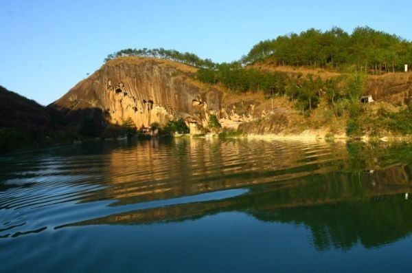 千峰競秀,洞窟玲瓏尋烏縣南橋鎮古坑村by:倪心揚位於尋烏縣南橋鎮最