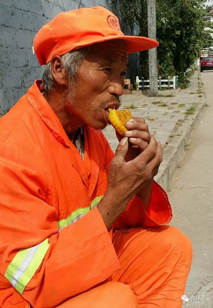 點贊環衛工人一個月餅也是過節