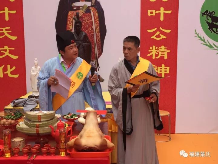 祭祖仪式结束后,学术顾问叶育新在现场讲解"叶公及叶