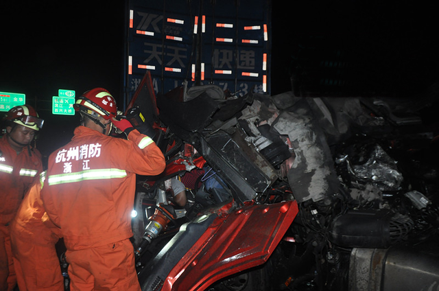 昨天晚上杭州高速车祸图片