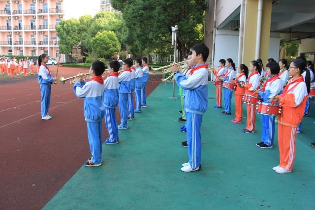 曹杨中学操场上,也有这样一抹绿,他们是身着绿色校服的高二护