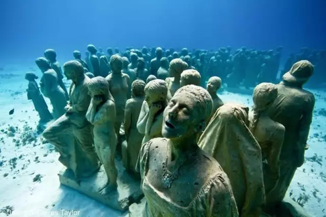 這一海底雕塑博物館位於穆吉萊斯島西岸的墨西哥國家海洋公園.