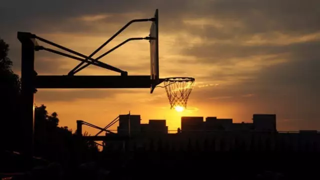 夕阳黄昏无限好,只是近在篮球场!
