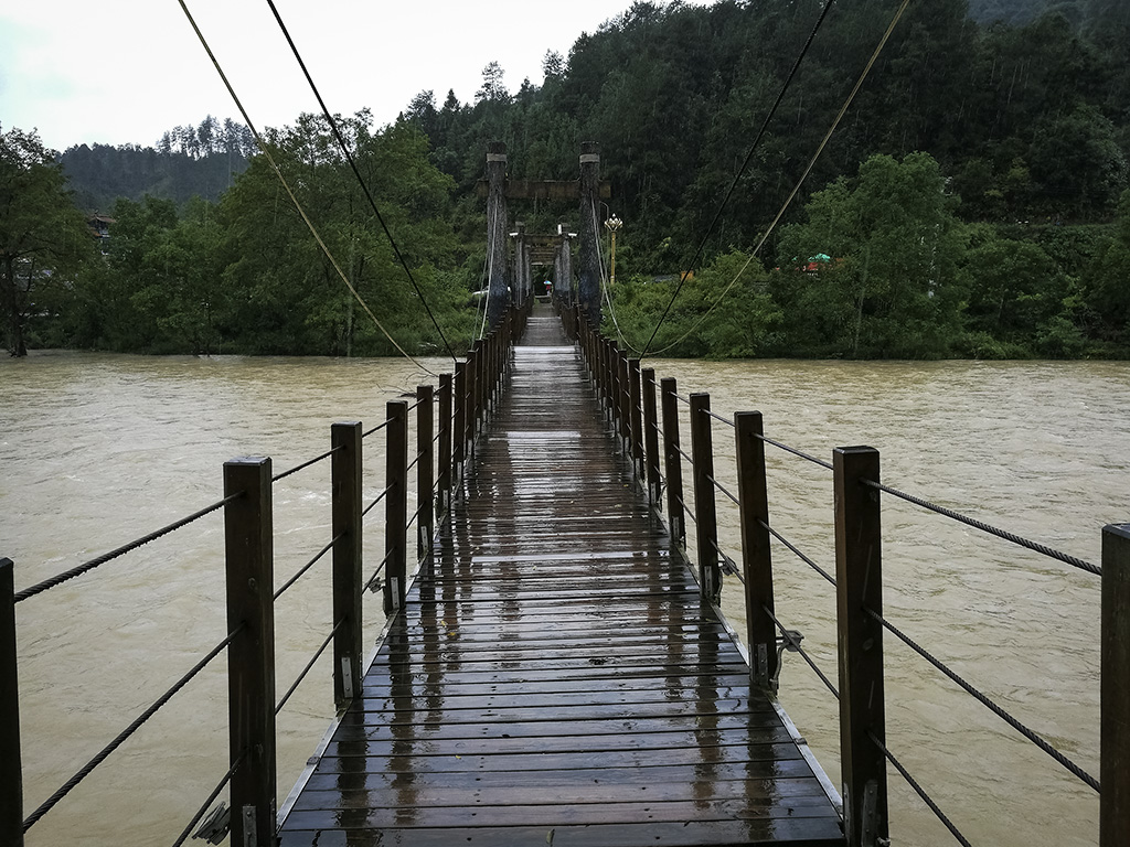 走过吊桥,便是寨沙侗寨的寨门,十分大气壮观