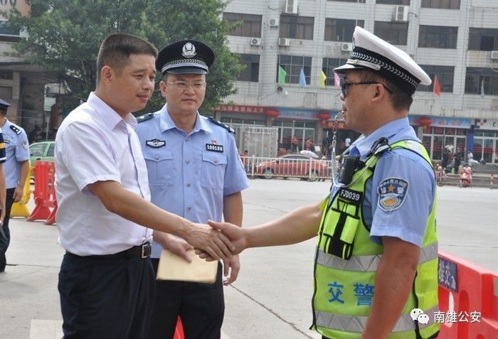 10月1日上午,南雄市市委书记王碧安前往公安局,车站以及珠玑省际公安