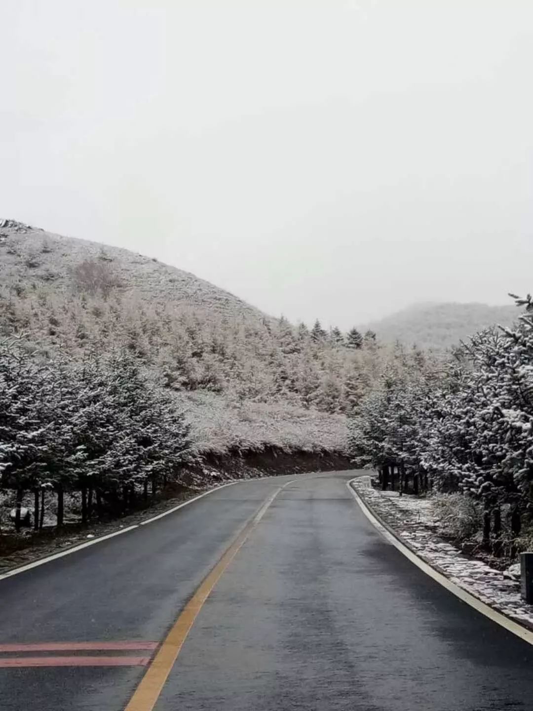 山区下雪了