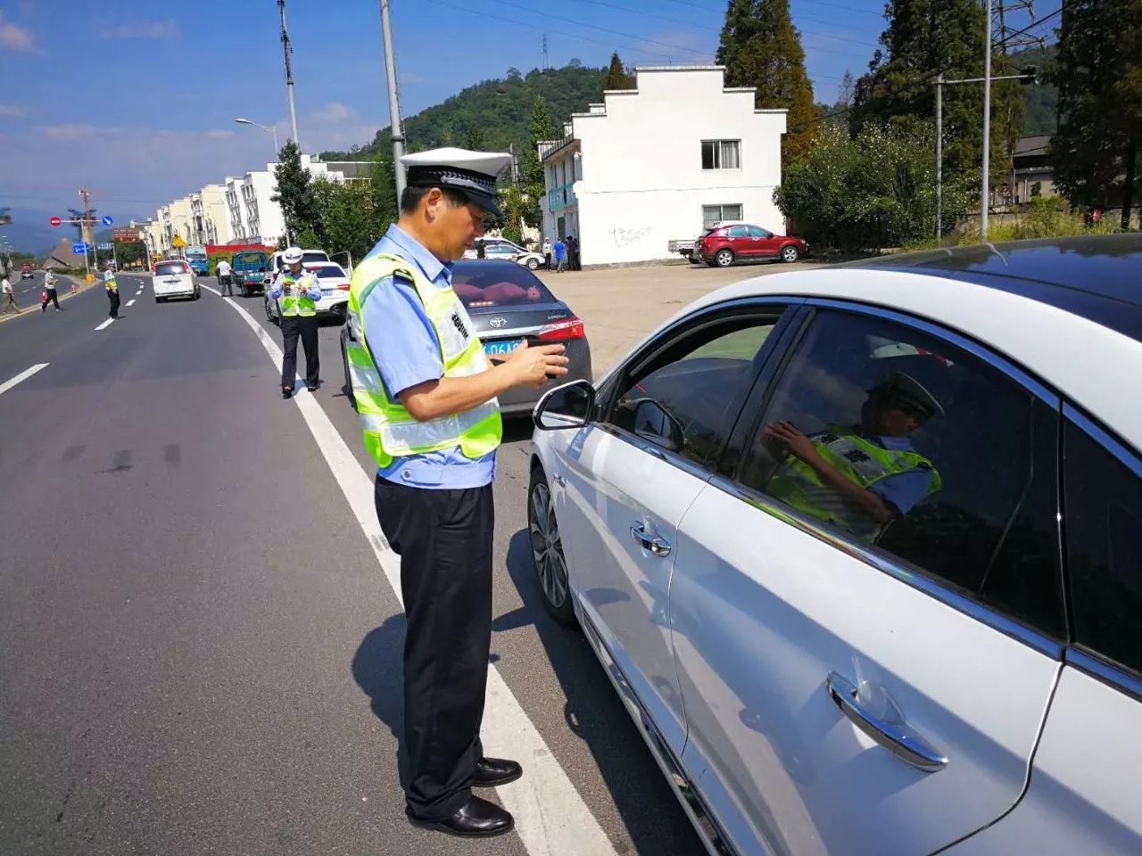 经历7岁女孩被迫截肢的车祸后丽水这位女警察做了啥让25岁小伙坠入40