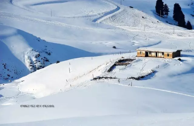 江布拉克景区大雪过后提前换"冬装"