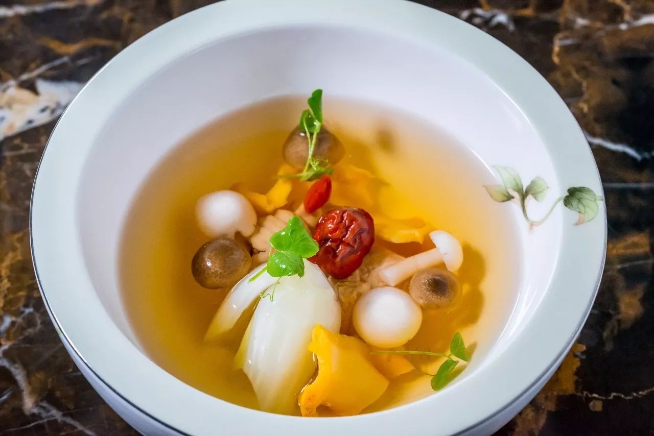 喝一碗老火海螺汤,就能进入逸龙阁的半岛美食光年!